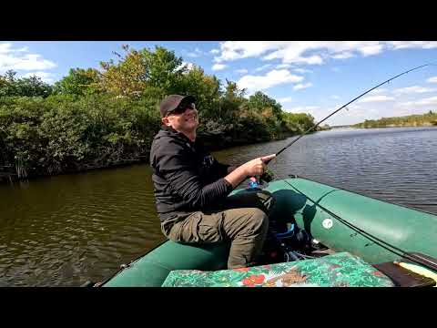 Видео: Спінінгова риболовля з човна на річці. Щука та окунь. Осінь 2025