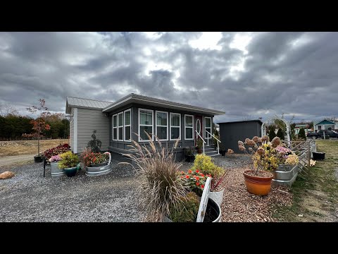 Видео: Экскурсия по большому крошечному дому размером 10x32 фута в прериях на ее невероятном участке все...
