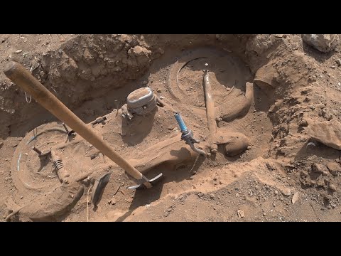 Видео: НАШЁЛ И ОТКОПАЛ МОТОЦИКЛ 80 ГОДА !