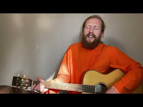 Видео: Киртан Атмадева в исполнении Дады. Мантра Баба нам кевалам. Baba nam kevalam Kiirtana.