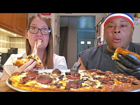 Видео: Пицца «Мукбанг» с цветной капустой 🍕 | Берт и Джейн пробуют полезную пиццу вместе!