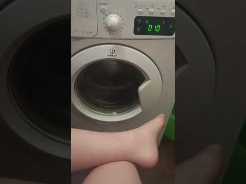 Видео: Стирка на Индезит Машинка хозяина Квартиры (Режим Экспресс 15) 30° 700 оборотов #подпишись