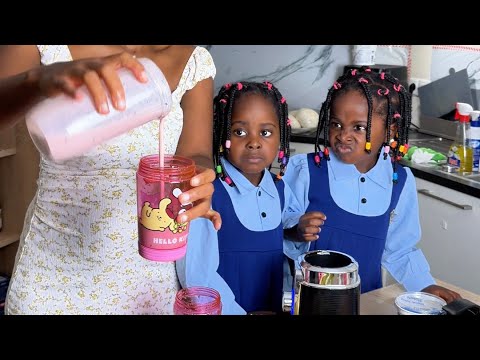 Видео: Впервые готовлю смузи с близнецами! Им очень понравилось пробовать все ингредиенты 😝🤣