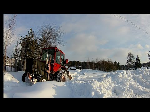Видео: Трактор т 25 . Чистка и вывозка снега ковшом на навеске.off road на Т 25 по глубокому снегу.