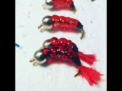 Видео: Зимняя мушка на окуня - "Мотыль" (Имитация мотыля)