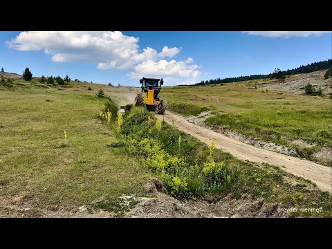Видео: Как грейдер Deere 670 Gp срезает склоны на равнинах #johndeere #грейдер #deere