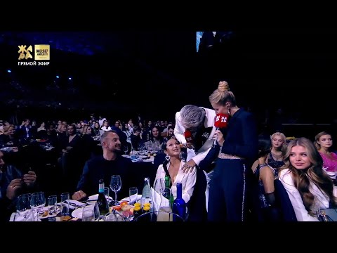 Видео: Нюша с мужем Игорем комментируют имя дочери на премии "ЖАРА"