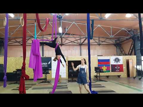 Видео: Aerial silk  воздушные полотна