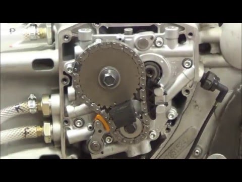 Видео: Twin Cam Series: 04 Снятие распредвала / коробки передач (любой V-образный двигатель с двумя расп...