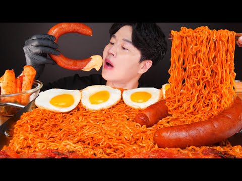Видео: есть острую огненную лапшу и гигантскую колбасу, яичницу.