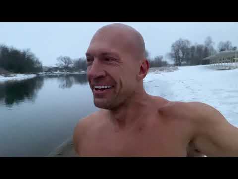 Видео: О пользе погружений в ледяную воду. Согревающий напиток.