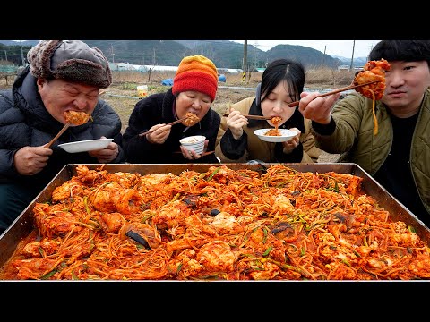 Видео: Гигантский морской черт на пару с ростками фасоли! - Кулинарное шоу Мукбанг.