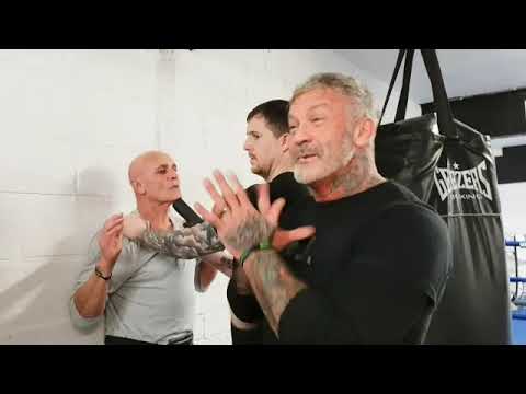 Видео: Разоружение с помощью оружия и как тренироваться в динамичной борьбе «Беги, прячься»