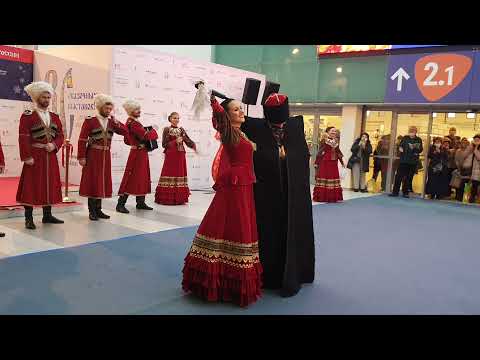 Видео: Московский казачий хор "А я чернява, гарна, кучерява..."