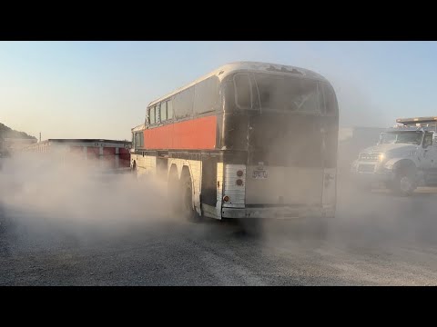 Видео: Попытка спасения автобуса Scenicruiser 2. Решение проблемы с Detroit Diesel 8v71 и шиномонтажом