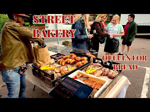 Видео: Он печёт в одиночку с трёх утра и продаёт на улице... очереди раскупаются за два часа