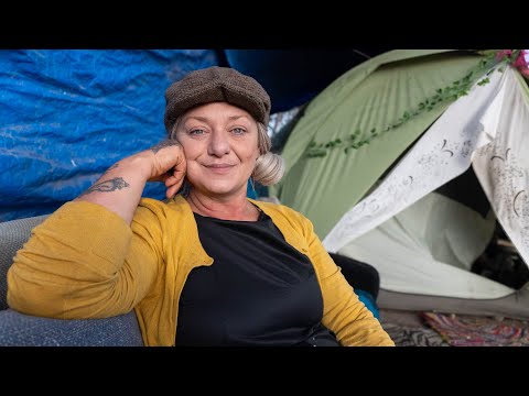 Видео: Травма сделала её бездомной. Сообщество помогает ей выжить.