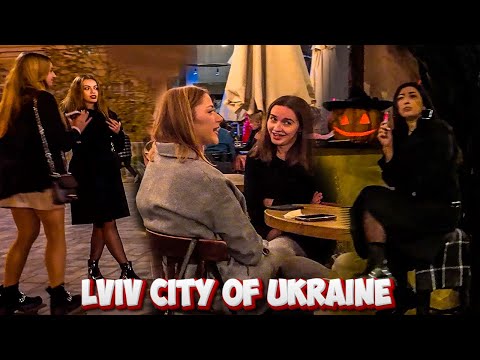 Видео: Нічний Львів на Хелловін 🎃 Гарбузи, Туристи та Магія Вулиць