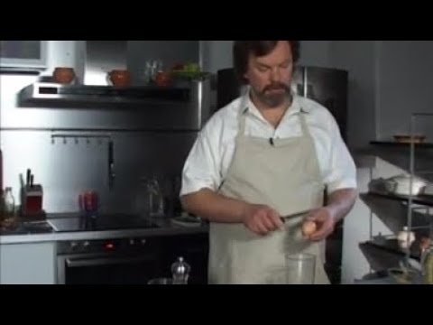 Видео: Куриное филе в пивном кляре. Салат из яблок и сельдерея