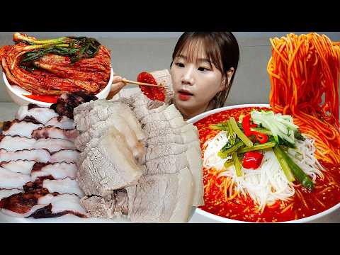Видео: Sub)Real Mukbang- Вареная свинина 🥩 Осьминог 🐙 Острая лапша 🍜 Макколи (рисовое вино) 🍶 КОРЕЙСКАЯ ЕДА