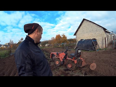 Видео: Минитрактор МТЗ Беларус 132MT в работе. Вспашка земли на тракторе переломке