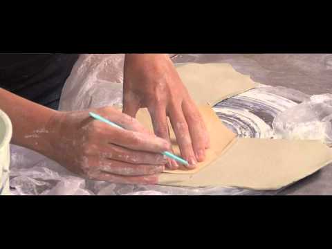 Видео: Видео о гончарном деле: использование пластика для облегчения ручного лепки | ЛОРНА МИДЕН