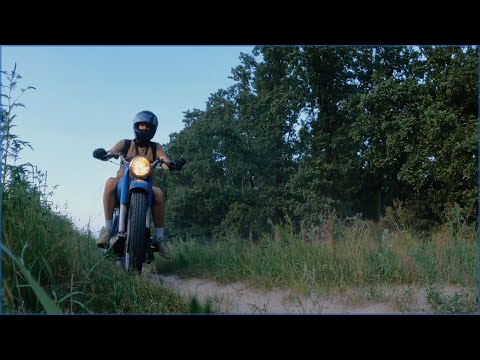 Видео: ИЖ-56 (ИЖ Планета) – покатушки по полям на закате