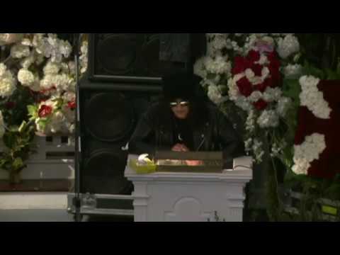Видео: Речь Слэша на похоронах Лемми (русский перевод) (Slash's speech for Lemmy Memorial Service)