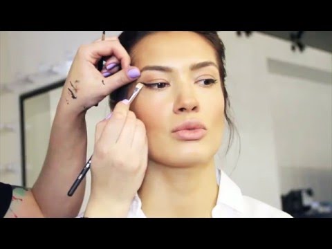Видео: Анна Устюжанина | Косметика! Макияж! Как нарисовать правильные стрелки!?!