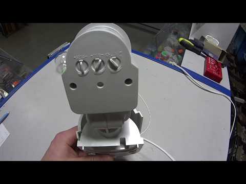 Видео: Как подключить датчик движения к лампочке или прожектору.