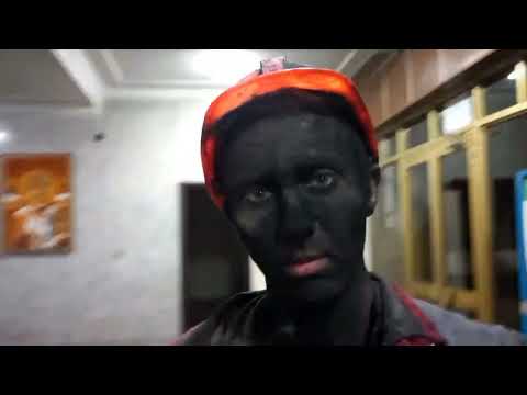 Видео: Один день из жизни шахтёра на линии фронта 💥 Прилеты, дым и работа под обстрелами