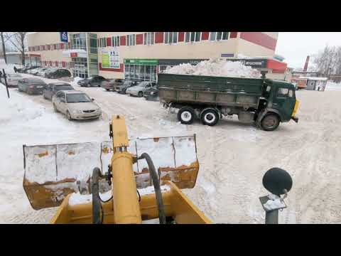 Видео: Гружу КамАЗ. Огромные глыбы снега закинул в КамАЗ.