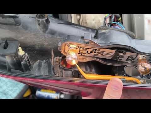 Видео: Espace IV - замена лампочки габаритов P21/5W