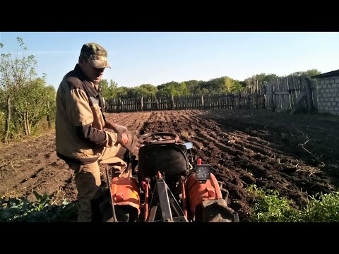 Видео: Плуг для минитрактора. Пробная вспашка огорода. Кубота B6000.