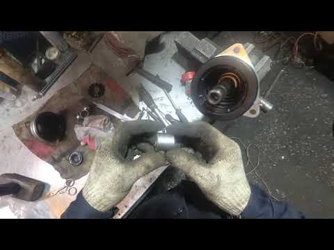 Видео: Renault. Logan. Замена внутреннего левого пыльника ШРУСа.