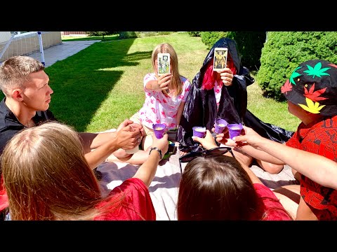 Видео: ГАДАНИЕ НА КАРТАХ! Ребята хотят узнать правду о Незнакомце! Кажется Ромео нашёл ответ!