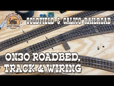 Видео: Дорожное полотно, рельсы и электропроводка On30 | Железная дорога Голдфилд и Калико