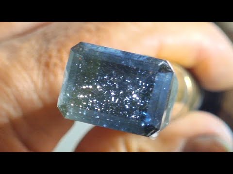 Видео: Я режу этот камень, вижу красивые розовые огненные звезды.