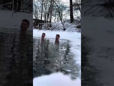 Видео: Экшн купание в проруби зимой #моржи#закаливание