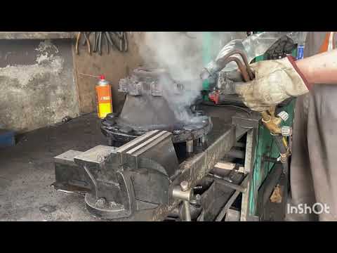 Видео: Заміна гальмівного диска DAF. Викручування болтів.