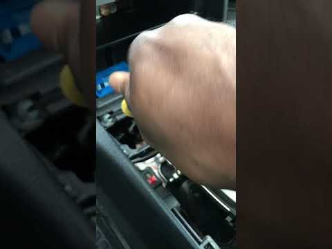 Видео: Снятие магнитолы Honda Accord 2008-2012