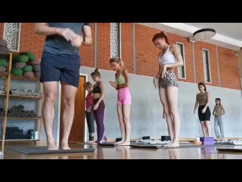 Видео: Хатха йога.  Верхние и нижние балансы. Сложность средняя