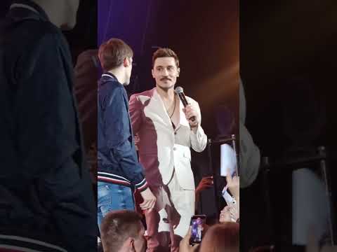 Видео: Дима Билан спел с поклонником Про Белые Розы на концерте в Ростов-На-Дону 18.05.2023 (2)