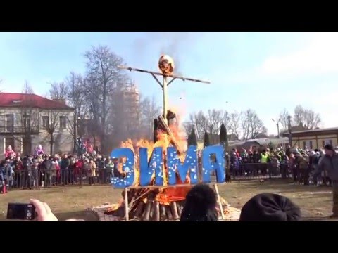 Видео: СЖИГАНИЕ ЧУЧЕЛА МАСЛЕНИЦЫ НА ГОРОДСКОЙ ПЛОЩАДИ (13.03.2016)