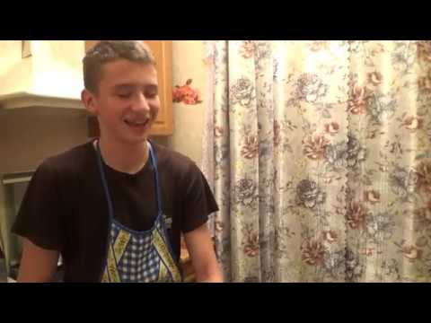 Видео: Ваня с Папой Готовят Ужин/ Рулетики и Греческий салат/