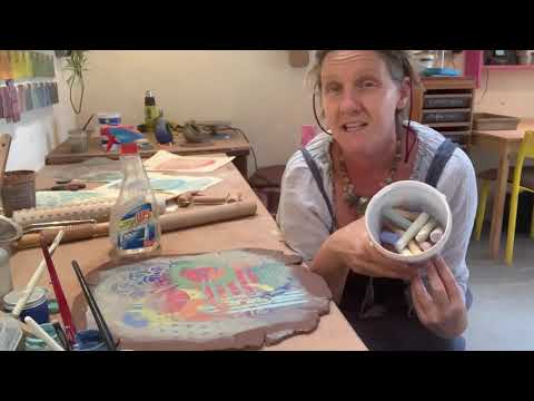 Видео: Как развлечься с монопечатью, использовать трафарет с глиняной пастелью и сделать тарелку — домаш...