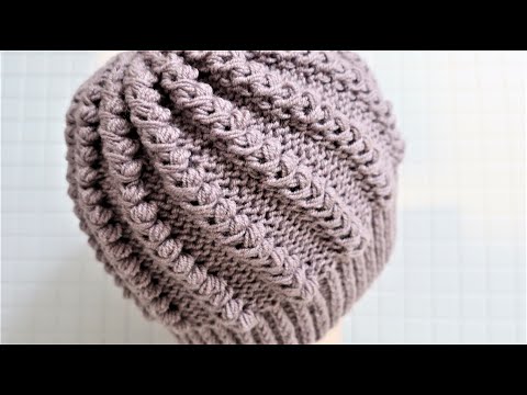 Видео: Шапка спицами с красивым простым узором. Мастер класс