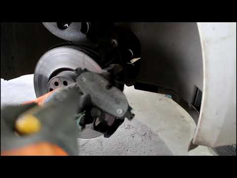 Видео: Замена передних тормозных колодок на Skoda Octavia 1,8 турбо Шкода Октавия 2013 года