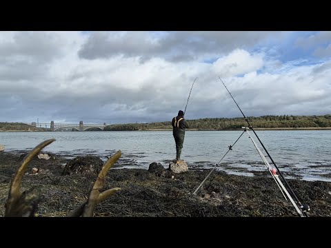 Видео: Рыбалка во время шторма «Эми» 2025 г. / Морская рыбалка в Англси / Веселье и общение с лучшим мор...
