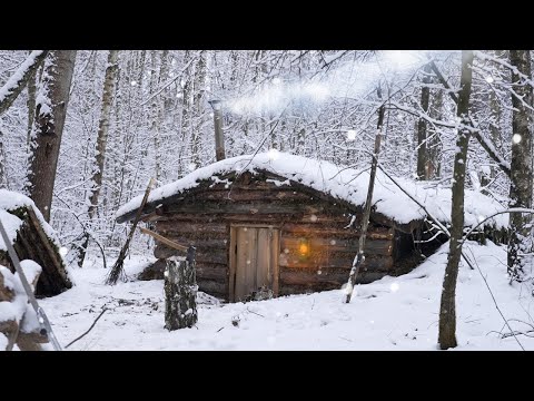 Видео: огромный снегопад в самой большой землянке, тепло внутри и холодная зима снаружи, бушкрафт